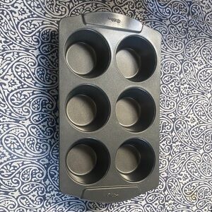 Wilton Giant Cupcake Pan for Six Cupcakes/Muffins